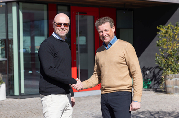 Mattias Sjöberg CEO van IV Produkt (links) en Roy Titulaer,  algemeen directeur Auerhaan Klimaattechniek